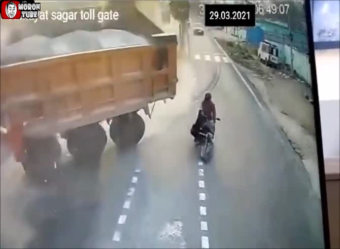 Video :An utterly foolish motorcyclist nearly dies